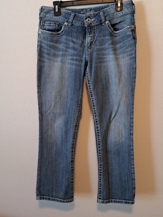 Silver Jeans Denim - Silver Jeans Straight Leg capri's in Medium Blue Wash Size 32